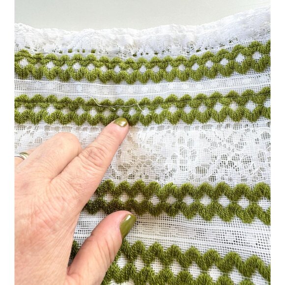 Vintage 70s double curtains, green embroidery, white panels & attached valance - Picture 9 of 10